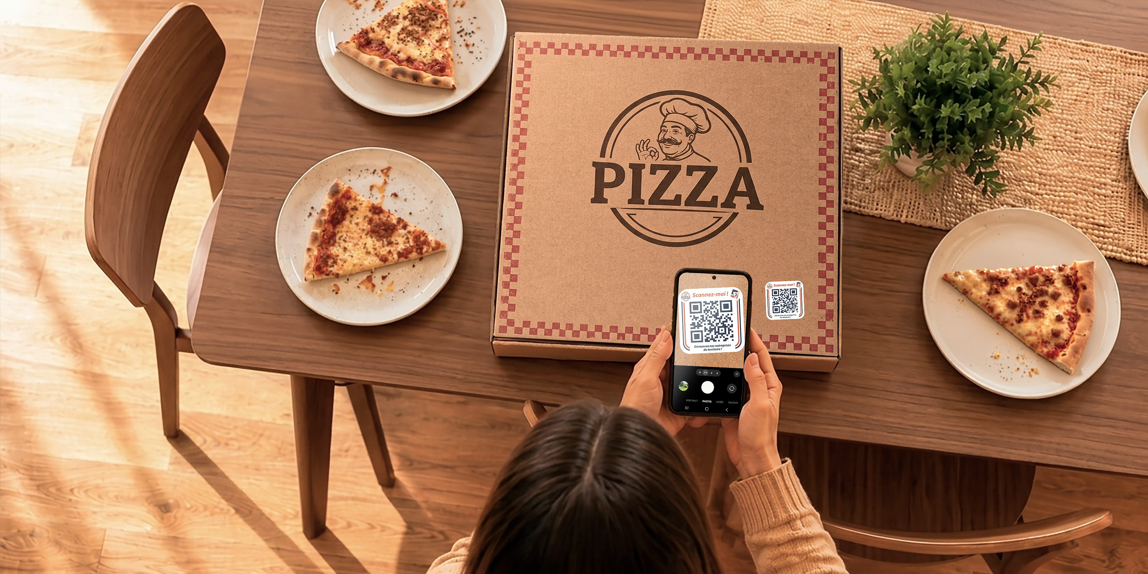 Boîte à pizza avec QR Code SpotCard pour accéder à une expérience restaurant interactive